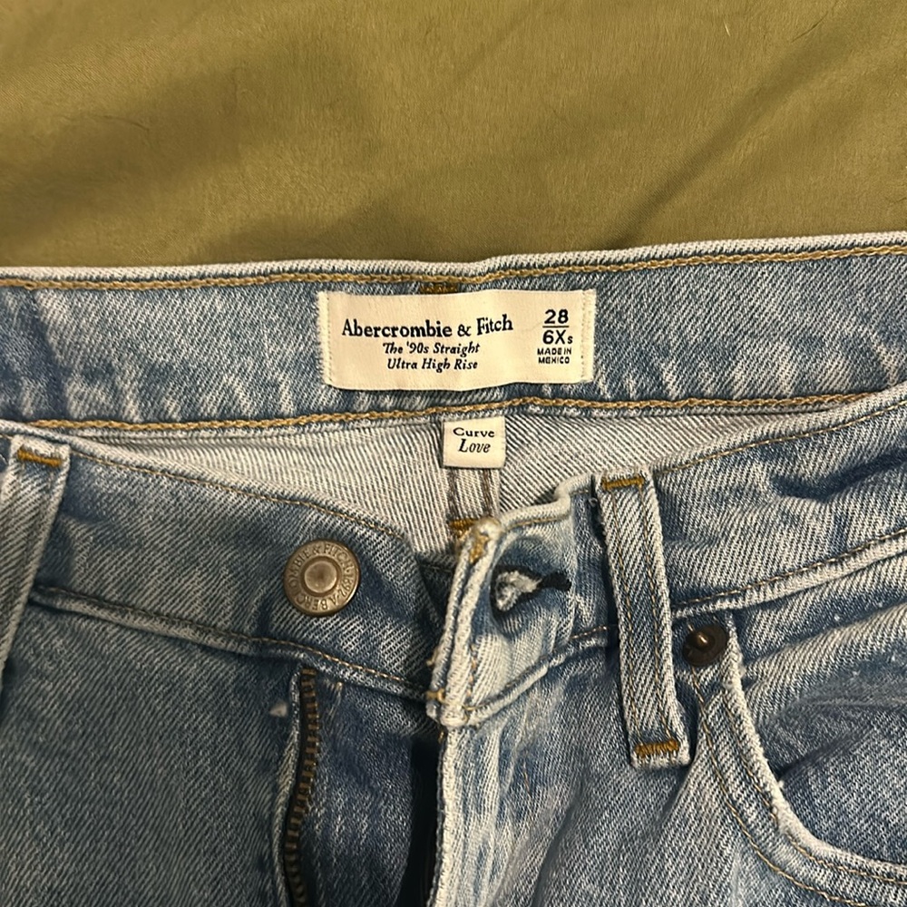 Abercrombie The 90’s Straight Ultra High Rise Jean